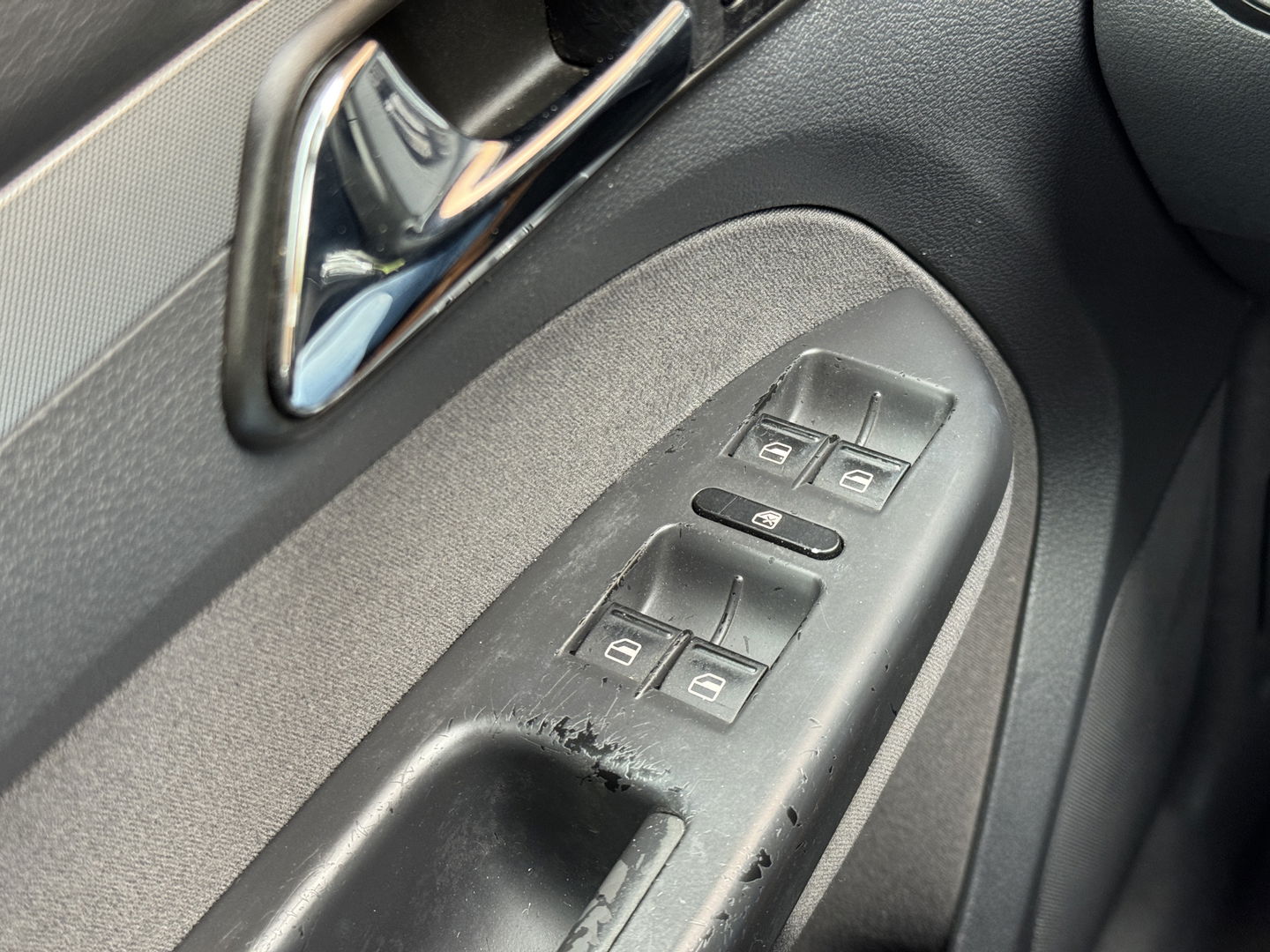 Volkswagen Touran 2.0-16V FSI Trendline | Trekhaak | Cruise Control | Parkeersensoren Achter | Airconditioning | Radio/CD-Speler | Isofix | Elektrische Ramen |