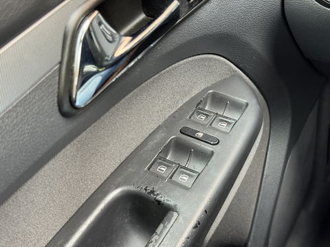 Volkswagen Touran 2.0-16V FSI Trendline | Trekhaak | Cruise Control | Parkeersensoren Achter | Airconditioning | Radio/CD-Speler | Isofix | Elektrische Ramen |