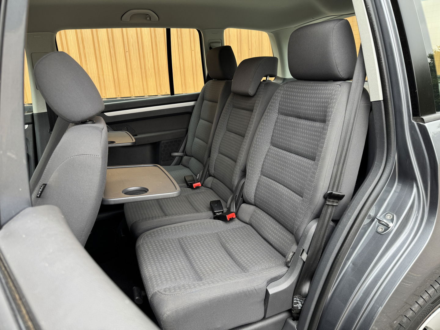 Volkswagen Touran 2.0-16V FSI Trendline | Trekhaak | Cruise Control | Parkeersensoren Achter | Airconditioning | Radio/CD-Speler | Isofix | Elektrische Ramen |