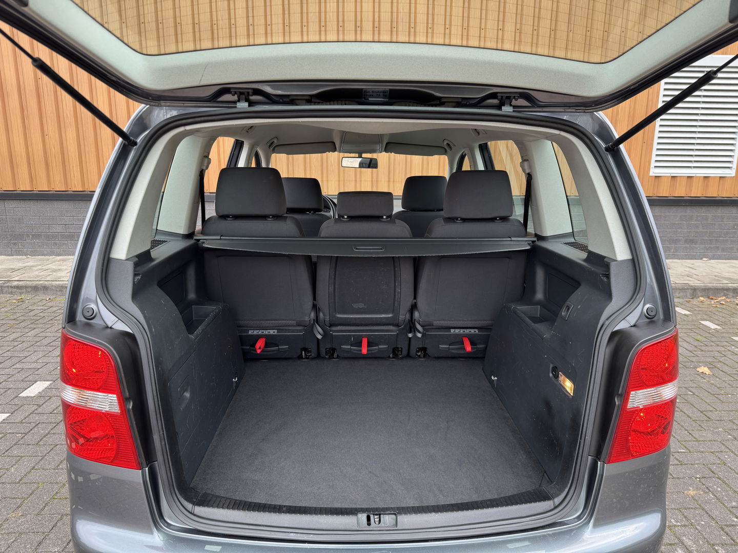 Volkswagen Touran 2.0-16V FSI Trendline | Trekhaak | Cruise Control | Parkeersensoren Achter | Airconditioning | Radio/CD-Speler | Isofix | Elektrische Ramen |