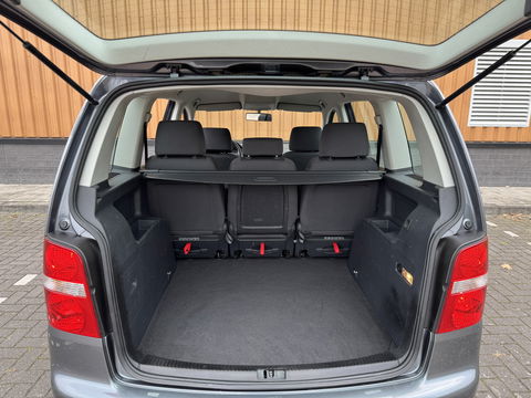 Volkswagen Touran 2.0-16V FSI Trendline | Trekhaak | Cruise Control | Parkeersensoren Achter | Airconditioning | Radio/CD-Speler | Isofix | Elektrische Ramen |
