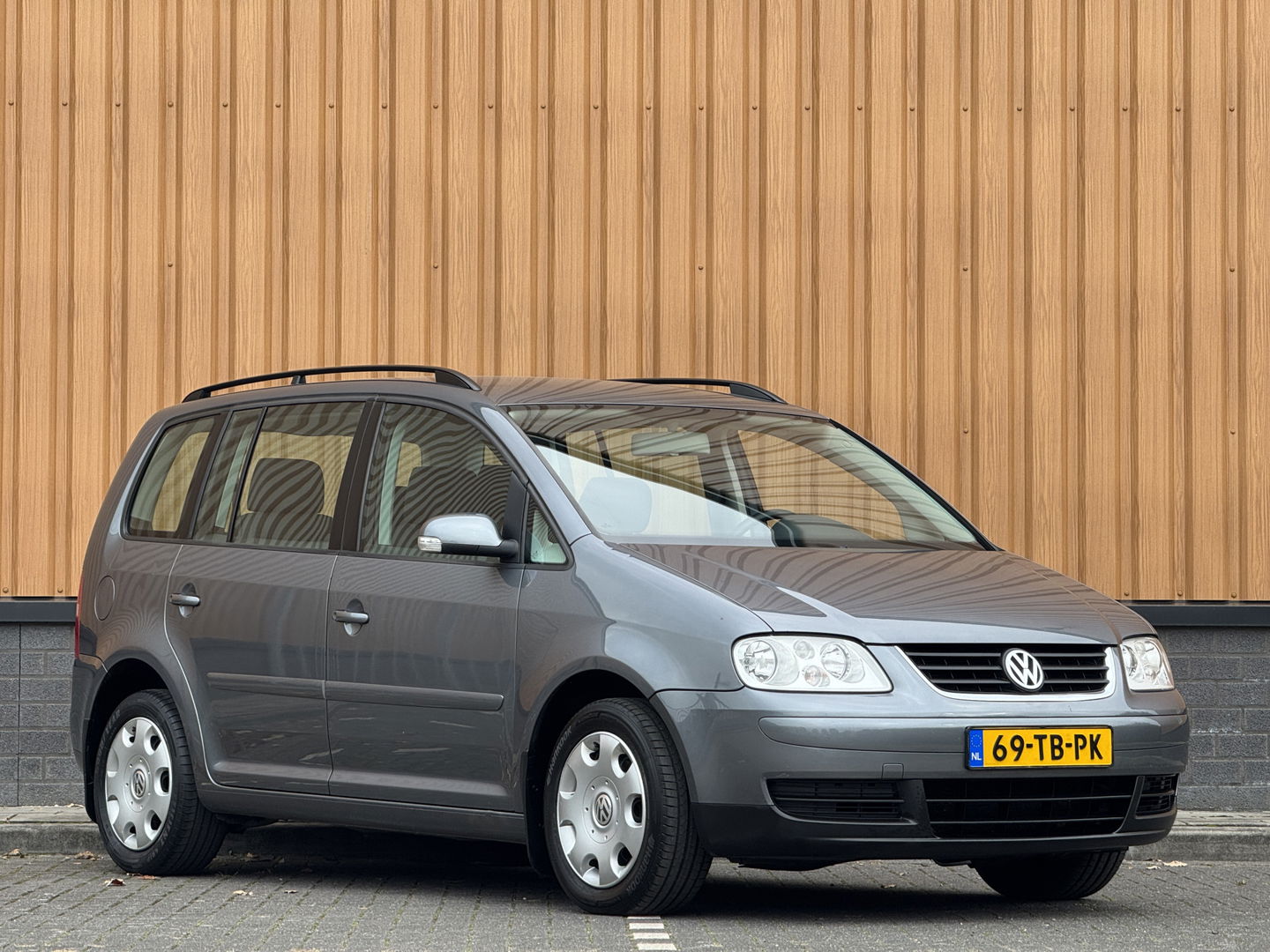 Volkswagen Touran 2.0-16V FSI Trendline | Trekhaak | Cruise Control | Parkeersensoren Achter | Airconditioning | Radio/CD-Speler | Isofix | Elektrische Ramen |