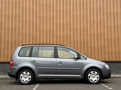 Volkswagen Touran 2.0-16V FSI Trendline | Trekhaak | Cruise Control | Parkeersensoren Achter | Airconditioning | Radio/CD-Speler | Isofix | Elektrische Ramen |