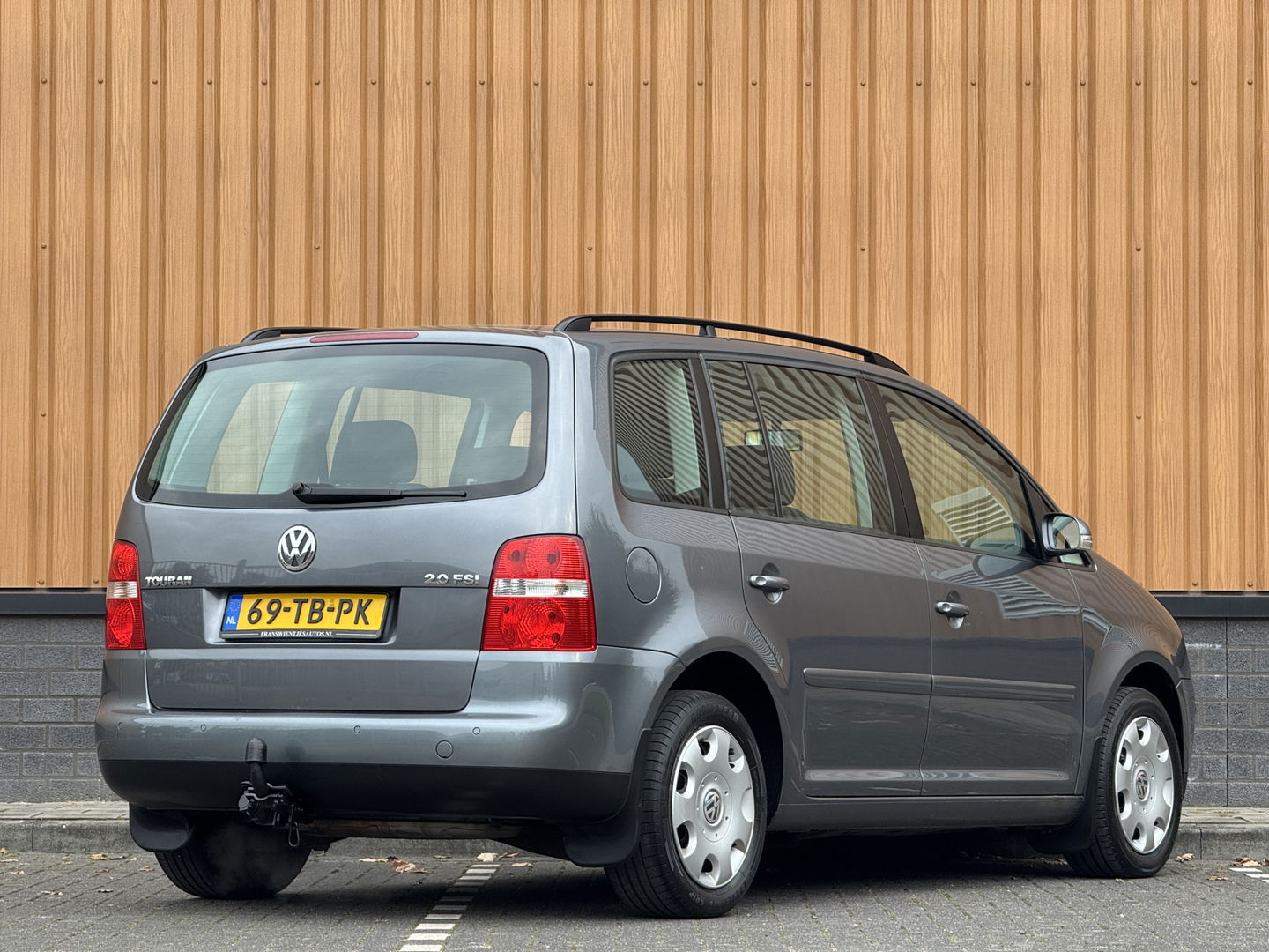 Volkswagen Touran 2.0-16V FSI Trendline | Trekhaak | Cruise Control | Parkeersensoren Achter | Airconditioning | Radio/CD-Speler | Isofix | Elektrische Ramen |