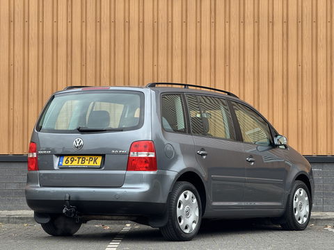 Volkswagen Touran 2.0-16V FSI Trendline | Trekhaak | Cruise Control | Parkeersensoren Achter | Airconditioning | Radio/CD-Speler | Isofix | Elektrische Ramen |