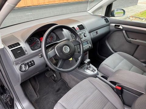 Volkswagen Touran 2.0-16V FSI Trendline | Trekhaak | Cruise Control | Parkeersensoren Achter | Airconditioning | Radio/CD-Speler | Isofix | Elektrische Ramen |