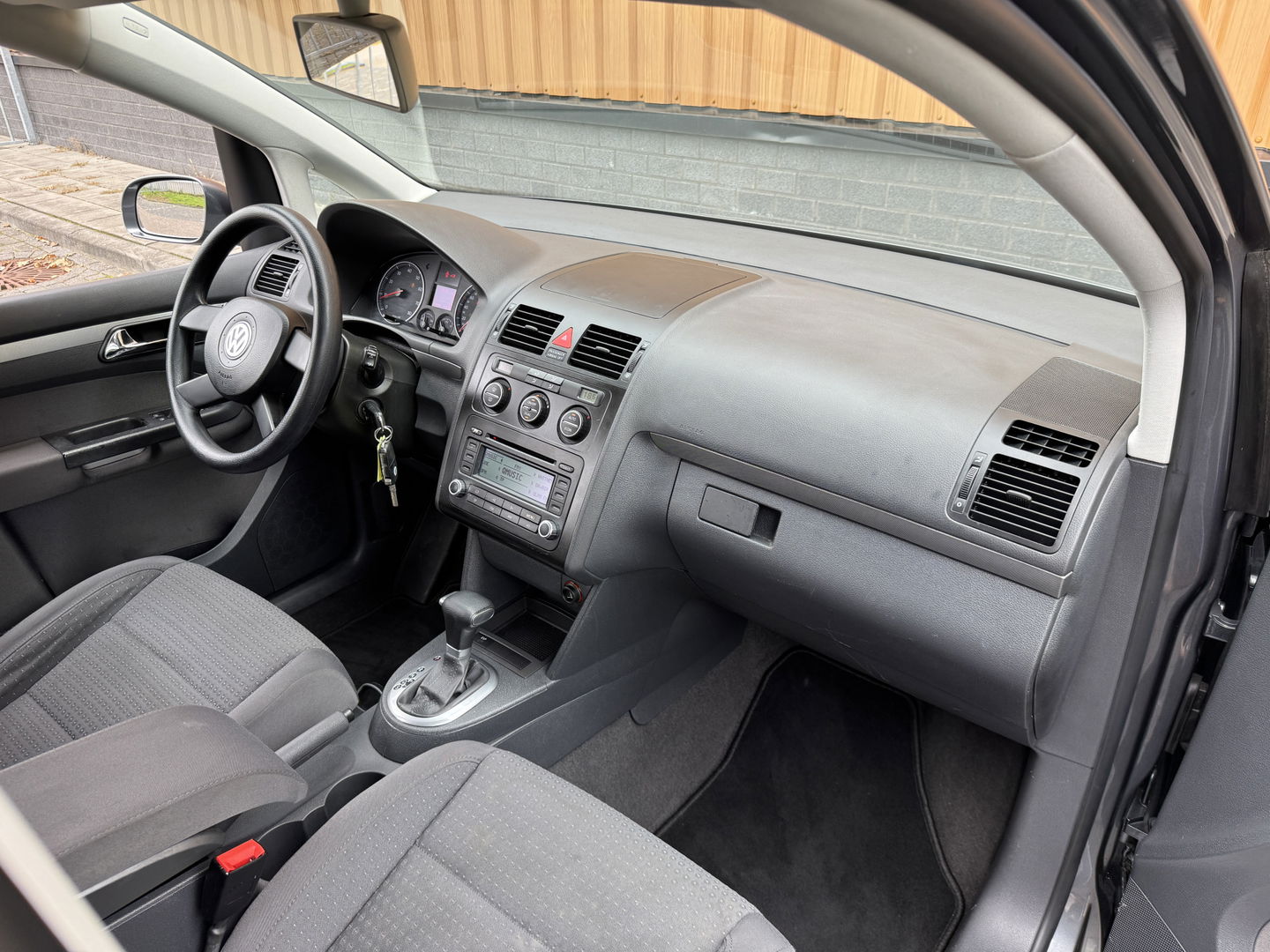Volkswagen Touran 2.0-16V FSI Trendline | Trekhaak | Cruise Control | Parkeersensoren Achter | Airconditioning | Radio/CD-Speler | Isofix | Elektrische Ramen |