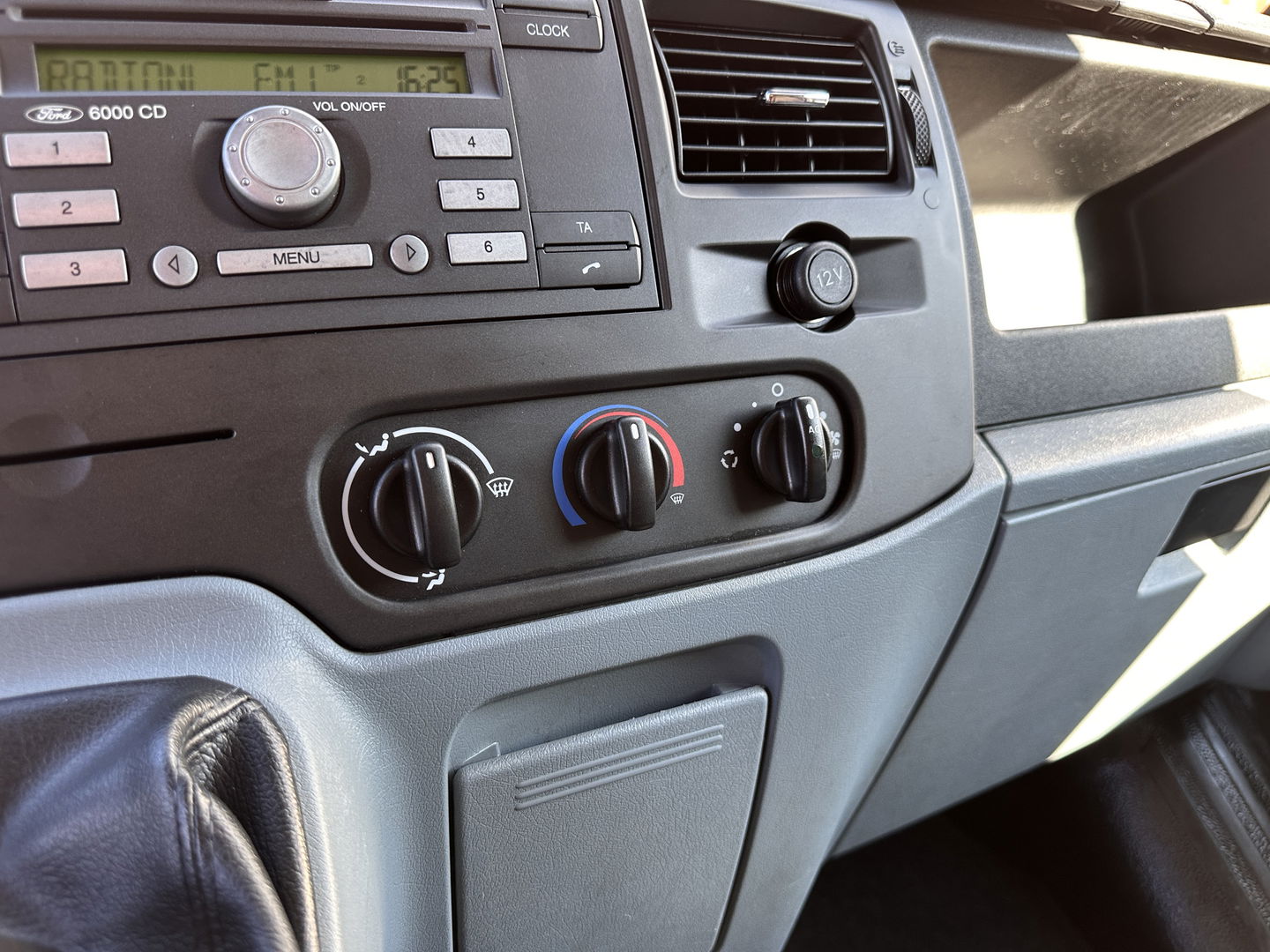 Ford Transit 260S 2.2 TDCI Economy Edition | APK 09-2026!! | Trekhaak | Radio CD-Speler | Centrale Deurvergrendeling | Elektrische Ramen Voor |