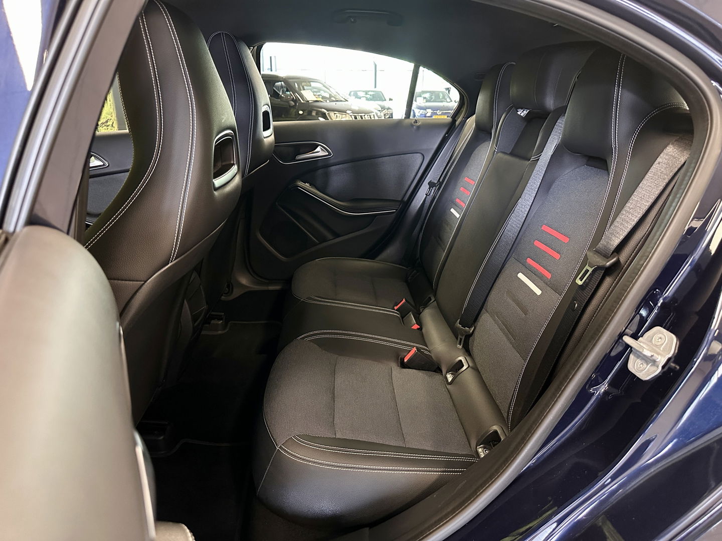 Mercedes-Benz A-Klasse 160 Ambition | Trekhaak | Cruise Control | Parkeersensoren | Navigatie | Isofix | Airconditioning | Bluetooth | Lichtmetaal 16" |