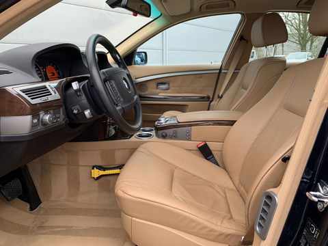 BMW 7 Serie 740i | Youngtimer! | Cruise control | 2e eigenaar | 8 cilinder | Parkeersensoren | Navigatie | Dealer onderhouden |