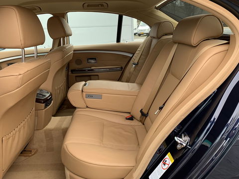BMW 7 Serie 740i | Youngtimer! | Cruise control | 2e eigenaar | 8 cilinder | Parkeersensoren | Navigatie | Dealer onderhouden |