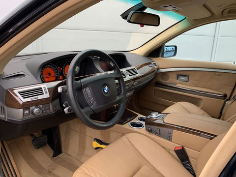BMW 7 Serie 740i | Youngtimer! | Cruise control | 2e eigenaar | 8 cilinder | Parkeersensoren | Navigatie | Dealer onderhouden |