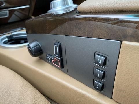 BMW 7 Serie 740i | Youngtimer! | Cruise control | 2e eigenaar | 8 cilinder | Parkeersensoren | Navigatie | Dealer onderhouden |
