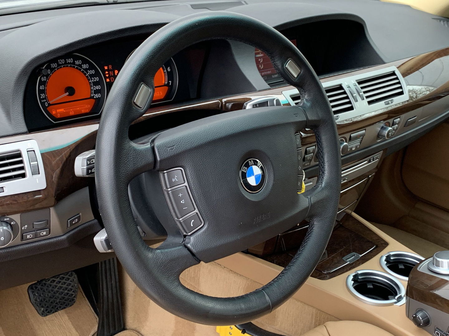 BMW 7 Serie 740i | Youngtimer! | Cruise control | 2e eigenaar | 8 cilinder | Parkeersensoren | Navigatie | Dealer onderhouden |