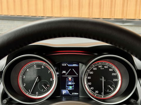 Suzuki Swift 1.2 Style Smart Hybrid | Apple Carplay | Android Auto | Camera | Lane Assist | Dodehoeksensor | Navigatie | Stoelverwarming | Afneembare Trekhaak | 16" Lichtmetaal | DAB |