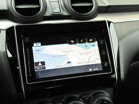 Suzuki Swift 1.2 Style Smart Hybrid | Apple Carplay | Android Auto | Camera | Lane Assist | Dodehoeksensor | Navigatie | Stoelverwarming | Afneembare Trekhaak | 16" Lichtmetaal | DAB |