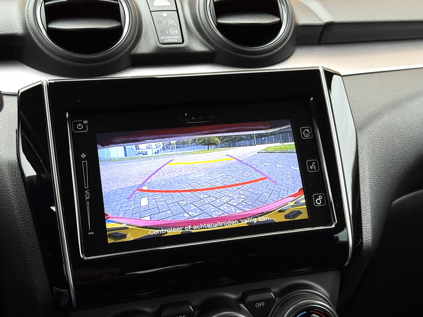 Suzuki Swift 1.2 Style Smart Hybrid | Apple Carplay | Android Auto | Camera | Lane Assist | Dodehoeksensor | Navigatie | Stoelverwarming | Afneembare Trekhaak | 16" Lichtmetaal | DAB |