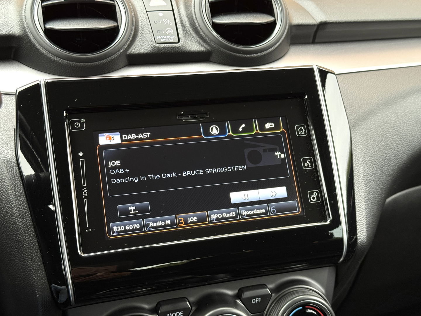 Suzuki Swift 1.2 Style Smart Hybrid | Apple Carplay | Android Auto | Camera | Lane Assist | Dodehoeksensor | Navigatie | Stoelverwarming | Afneembare Trekhaak | 16" Lichtmetaal | DAB |