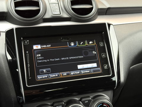 Suzuki Swift 1.2 Style Smart Hybrid | Apple Carplay | Android Auto | Camera | Lane Assist | Dodehoeksensor | Navigatie | Stoelverwarming | Afneembare Trekhaak | 16" Lichtmetaal | DAB |