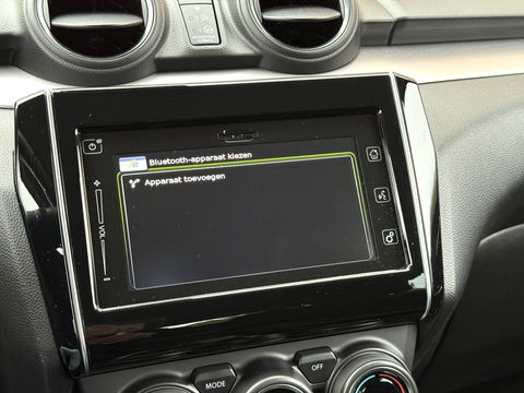 Suzuki Swift 1.2 Style Smart Hybrid | Apple Carplay | Android Auto | Camera | Lane Assist | Dodehoeksensor | Navigatie | Stoelverwarming | Afneembare Trekhaak | 16" Lichtmetaal | DAB |