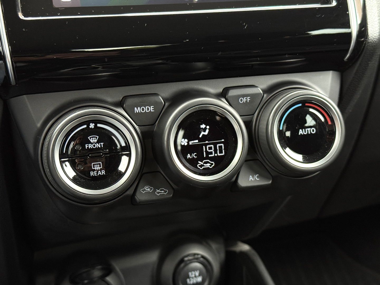 Suzuki Swift 1.2 Style Smart Hybrid | Apple Carplay | Android Auto | Camera | Lane Assist | Dodehoeksensor | Navigatie | Stoelverwarming | Afneembare Trekhaak | 16" Lichtmetaal | DAB |