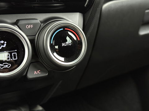 Suzuki Swift 1.2 Style Smart Hybrid | Apple Carplay | Android Auto | Camera | Lane Assist | Dodehoeksensor | Navigatie | Stoelverwarming | Afneembare Trekhaak | 16" Lichtmetaal | DAB |