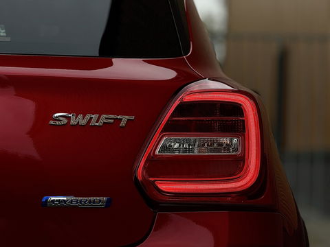 Suzuki Swift 1.2 Style Smart Hybrid | Apple Carplay | Android Auto | Camera | Lane Assist | Dodehoeksensor | Navigatie | Stoelverwarming | Afneembare Trekhaak | 16" Lichtmetaal | DAB |