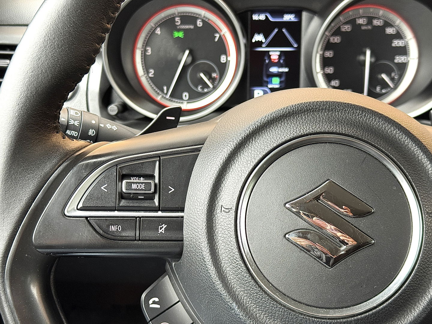Suzuki Swift 1.2 Style Smart Hybrid | Apple Carplay | Android Auto | Camera | Lane Assist | Dodehoeksensor | Navigatie | Stoelverwarming | Afneembare Trekhaak | 16" Lichtmetaal | DAB |