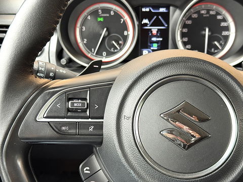 Suzuki Swift 1.2 Style Smart Hybrid | Apple Carplay | Android Auto | Camera | Lane Assist | Dodehoeksensor | Navigatie | Stoelverwarming | Afneembare Trekhaak | 16" Lichtmetaal | DAB |