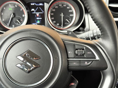 Suzuki Swift 1.2 Style Smart Hybrid | Apple Carplay | Android Auto | Camera | Lane Assist | Dodehoeksensor | Navigatie | Stoelverwarming | Afneembare Trekhaak | 16" Lichtmetaal | DAB |