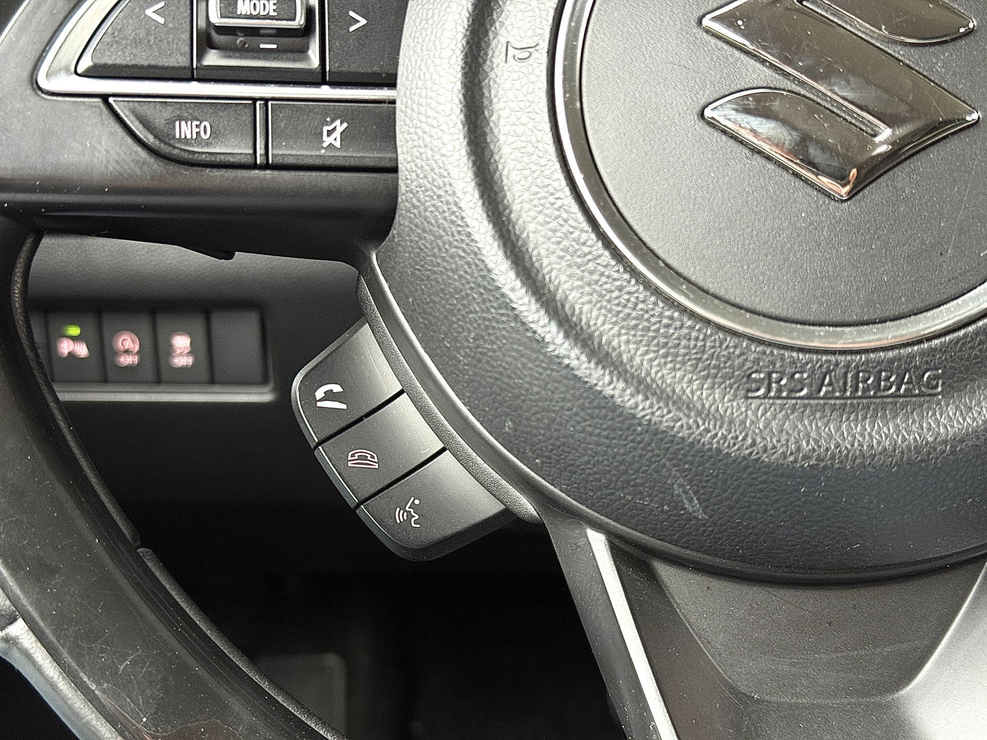 Suzuki Swift 1.2 Style Smart Hybrid | Apple Carplay | Android Auto | Camera | Lane Assist | Dodehoeksensor | Navigatie | Stoelverwarming | Afneembare Trekhaak | 16" Lichtmetaal | DAB |