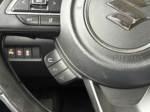 Suzuki Swift 1.2 Style Smart Hybrid | Apple Carplay | Android Auto | Camera | Lane Assist | Dodehoeksensor | Navigatie | Stoelverwarming | Afneembare Trekhaak | 16" Lichtmetaal | DAB |