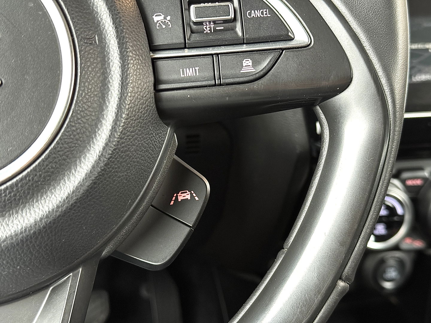 Suzuki Swift 1.2 Style Smart Hybrid | Apple Carplay | Android Auto | Camera | Lane Assist | Dodehoeksensor | Navigatie | Stoelverwarming | Afneembare Trekhaak | 16" Lichtmetaal | DAB |