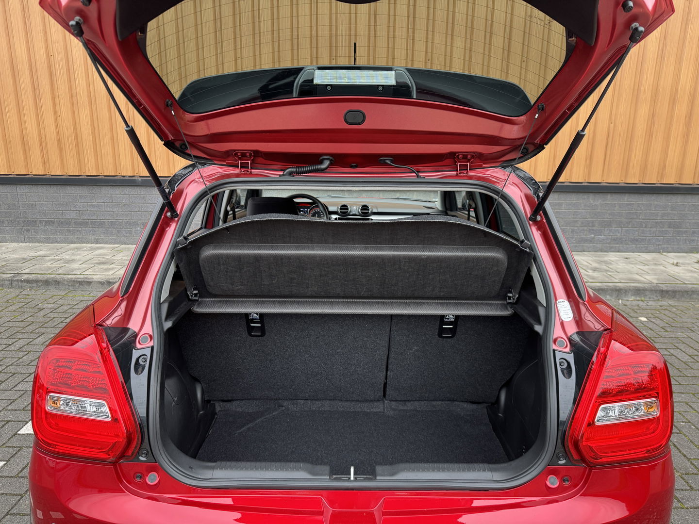 Suzuki Swift 1.2 Style Smart Hybrid | Apple Carplay | Android Auto | Camera | Lane Assist | Dodehoeksensor | Navigatie | Stoelverwarming | Afneembare Trekhaak | 16" Lichtmetaal | DAB |