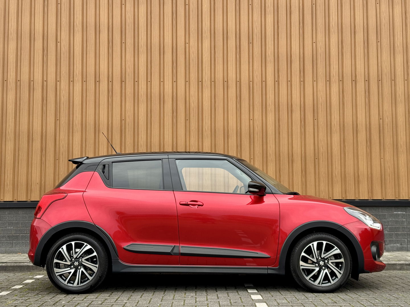 Suzuki Swift 1.2 Style Smart Hybrid | Apple Carplay | Android Auto | Camera | Lane Assist | Dodehoeksensor | Navigatie | Stoelverwarming | Afneembare Trekhaak | 16" Lichtmetaal | DAB |