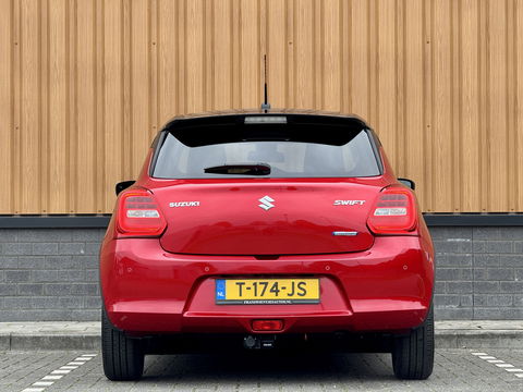 Suzuki Swift 1.2 Style Smart Hybrid | Apple Carplay | Android Auto | Camera | Lane Assist | Dodehoeksensor | Navigatie | Stoelverwarming | Afneembare Trekhaak | 16" Lichtmetaal | DAB |