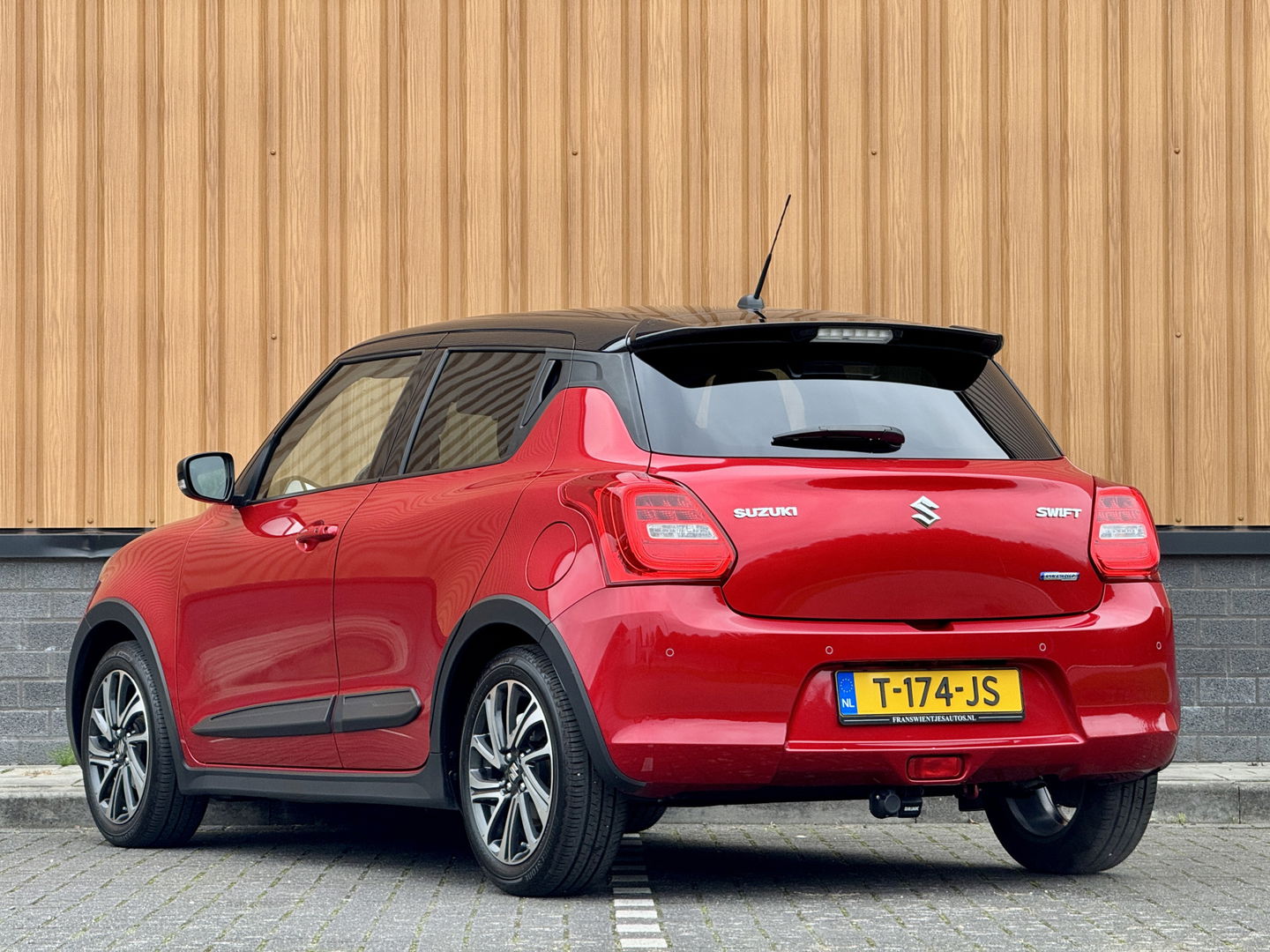 Suzuki Swift 1.2 Style Smart Hybrid | Apple Carplay | Android Auto | Camera | Lane Assist | Dodehoeksensor | Navigatie | Stoelverwarming | Afneembare Trekhaak | 16" Lichtmetaal | DAB |