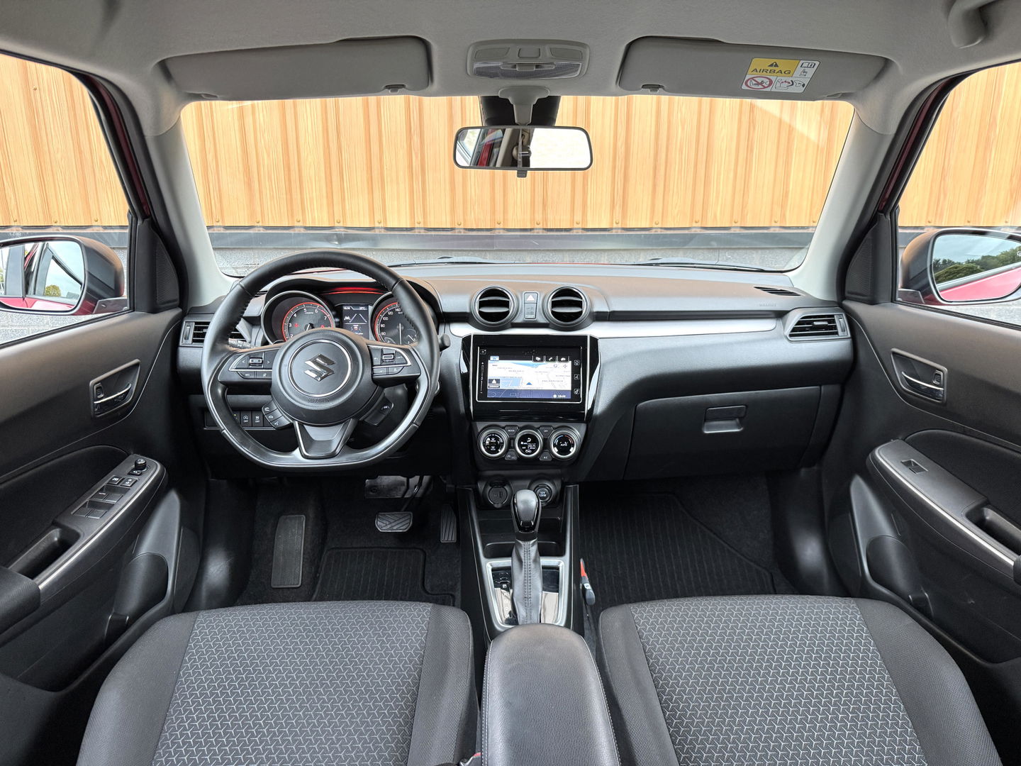Suzuki Swift 1.2 Style Smart Hybrid | Apple Carplay | Android Auto | Camera | Lane Assist | Dodehoeksensor | Navigatie | Stoelverwarming | Afneembare Trekhaak | 16" Lichtmetaal | DAB |