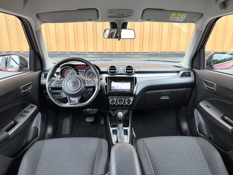 Suzuki Swift 1.2 Style Smart Hybrid | Apple Carplay | Android Auto | Camera | Lane Assist | Dodehoeksensor | Navigatie | Stoelverwarming | Afneembare Trekhaak | 16" Lichtmetaal | DAB |