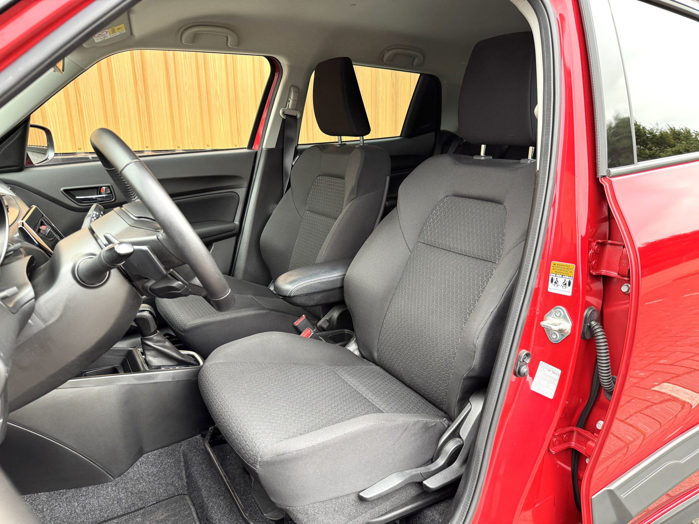 Suzuki Swift 1.2 Style Smart Hybrid | Apple Carplay | Android Auto | Camera | Lane Assist | Dodehoeksensor | Navigatie | Stoelverwarming | Afneembare Trekhaak | 16" Lichtmetaal | DAB |