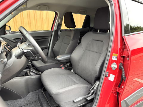 Suzuki Swift 1.2 Style Smart Hybrid | Apple Carplay | Android Auto | Camera | Lane Assist | Dodehoeksensor | Navigatie | Stoelverwarming | Afneembare Trekhaak | 16" Lichtmetaal | DAB |