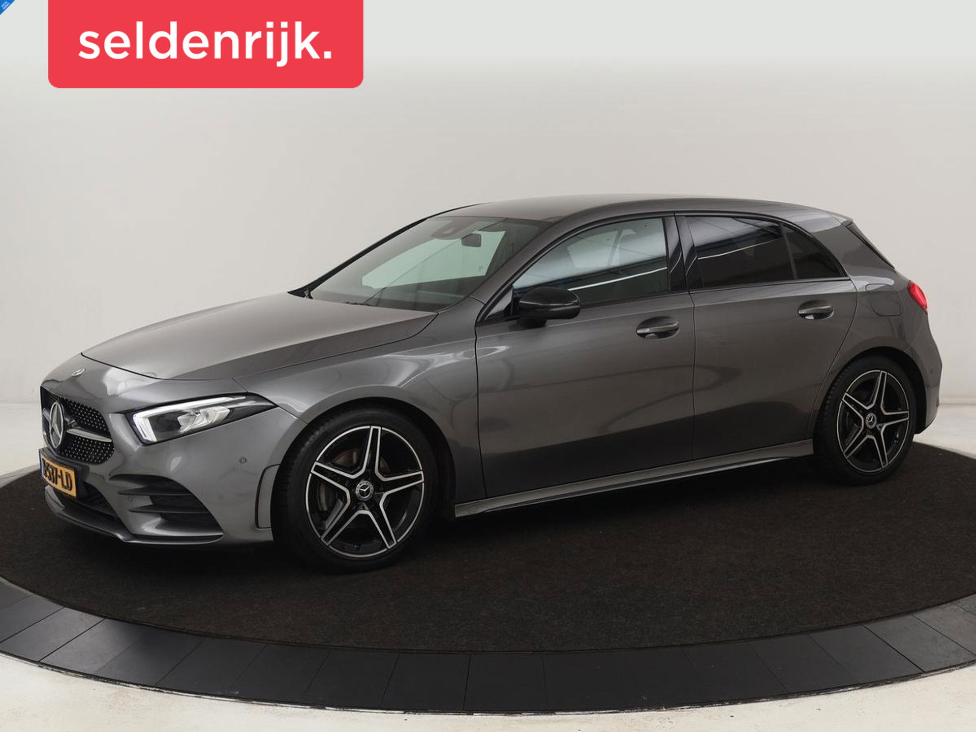 Mercedes-Benz A-Klasse 180 Business Solution AMG | Stoelverwarming | Leder/Alcantara | Camera | Navigatie | Widescreen | LED