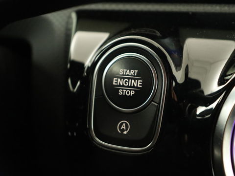Mercedes-Benz A-Klasse 180 Business Solution AMG | Stoelverwarming | Leder/Alcantara | Camera | Navigatie | Widescreen | LED