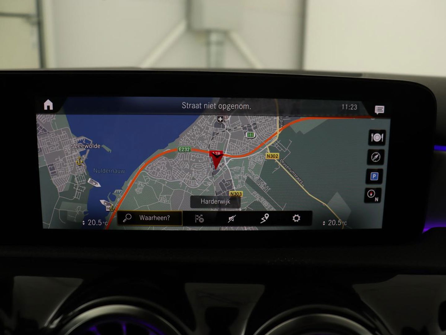 Mercedes-Benz A-Klasse 180 Business Solution AMG | Stoelverwarming | Leder/Alcantara | Camera | Navigatie | Widescreen | LED