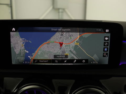 Mercedes-Benz A-Klasse 180 Business Solution AMG | Stoelverwarming | Leder/Alcantara | Camera | Navigatie | Widescreen | LED