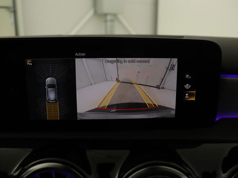 Mercedes-Benz A-Klasse 180 Business Solution AMG | Stoelverwarming | Leder/Alcantara | Camera | Navigatie | Widescreen | LED