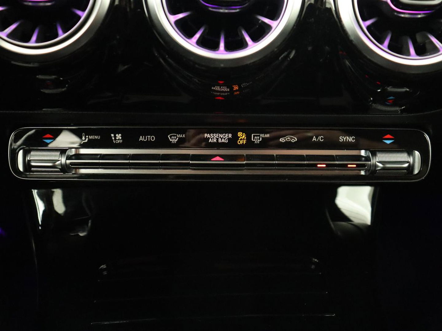 Mercedes-Benz A-Klasse 180 Business Solution AMG | Stoelverwarming | Leder/Alcantara | Camera | Navigatie | Widescreen | LED