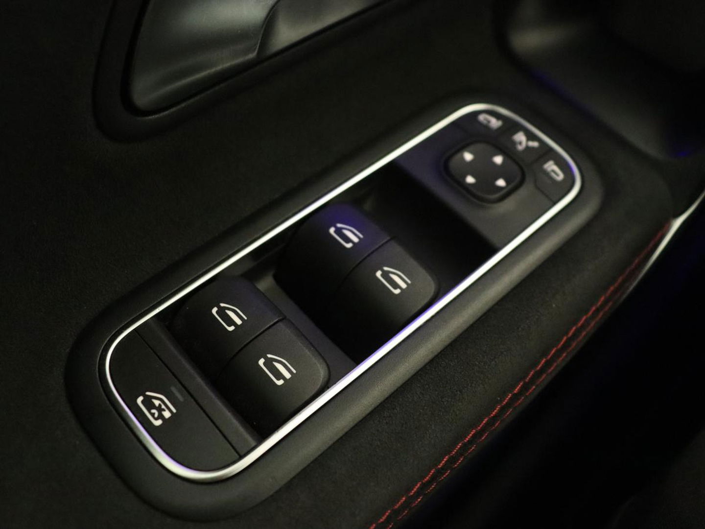 Mercedes-Benz A-Klasse 180 Business Solution AMG | Stoelverwarming | Leder/Alcantara | Camera | Navigatie | Widescreen | LED