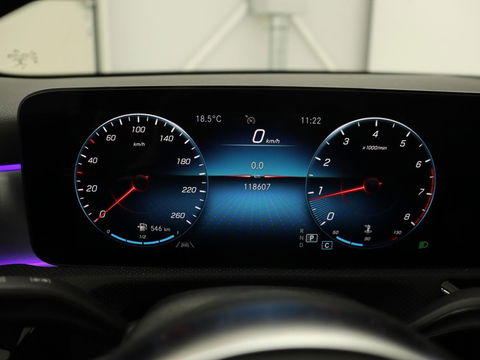 Mercedes-Benz A-Klasse 180 Business Solution AMG | Stoelverwarming | Leder/Alcantara | Camera | Navigatie | Widescreen | LED