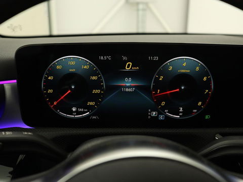 Mercedes-Benz A-Klasse 180 Business Solution AMG | Stoelverwarming | Leder/Alcantara | Camera | Navigatie | Widescreen | LED